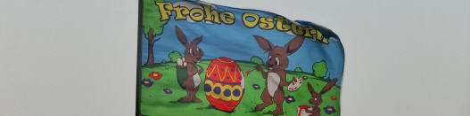 Osterfahne im Strandkorbbereich von Pl&ouml;n